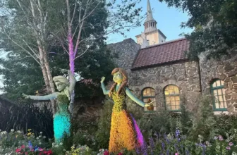 Anna and Elsa topiary at Epcot near Hilton hotels bookable with points